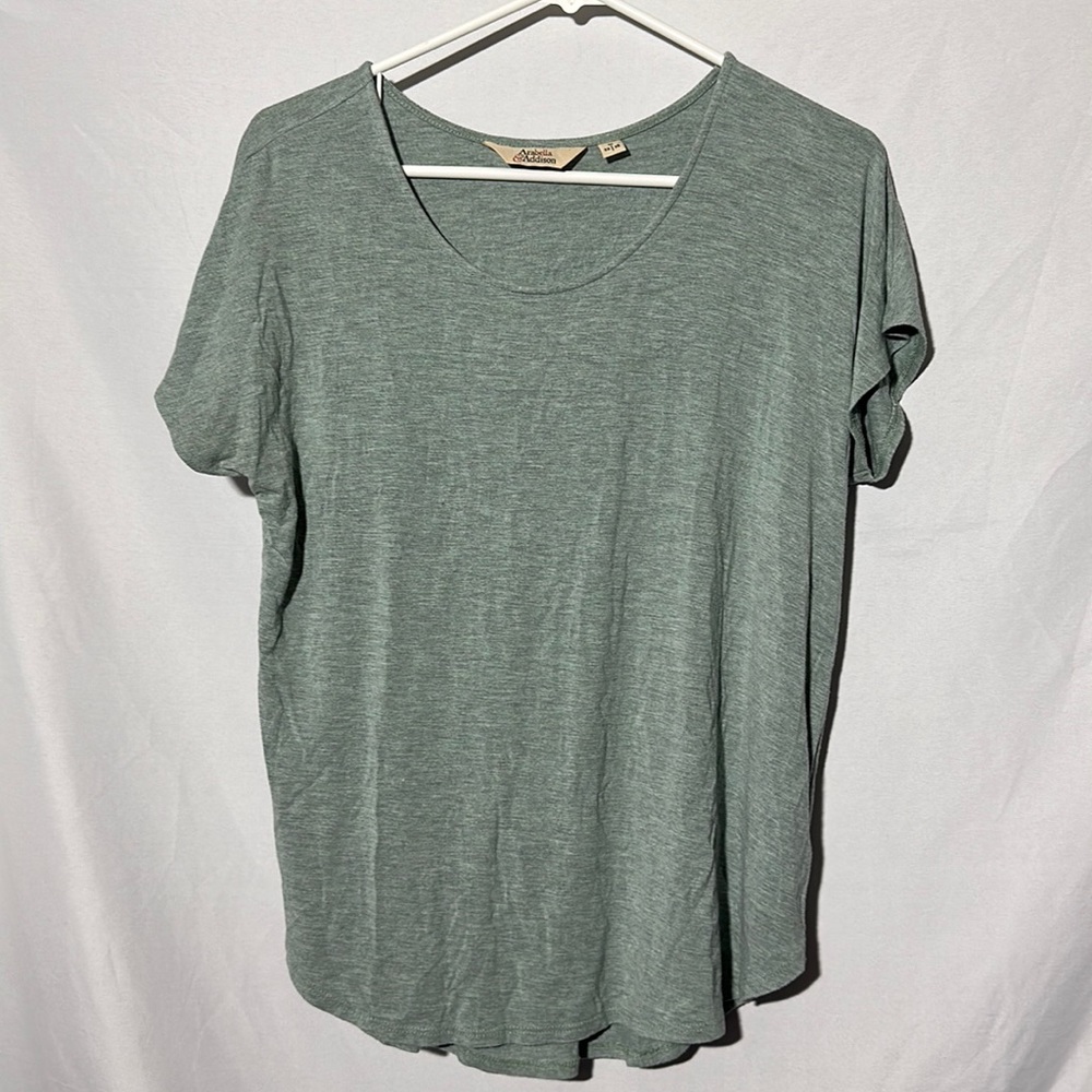 Arabella & Addison women’s medium green shirt sleeve top
